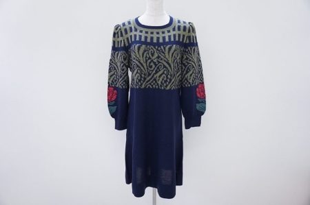 深めの色合いが大人っぽい斉藤都世子のニットワンピースをお売りいただきました