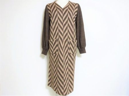 シンプルだからこそ柄が映える斉藤都世子のニットワンピースを買い取りました