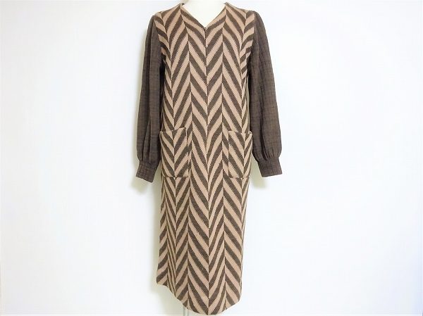 シンプルだからこそ柄が映える斉藤都世子のニットワンピースを買い取りました