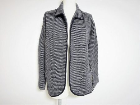 柄物のように見える織りがおしゃれな斉藤都世子のジャケットをお譲りいただきました