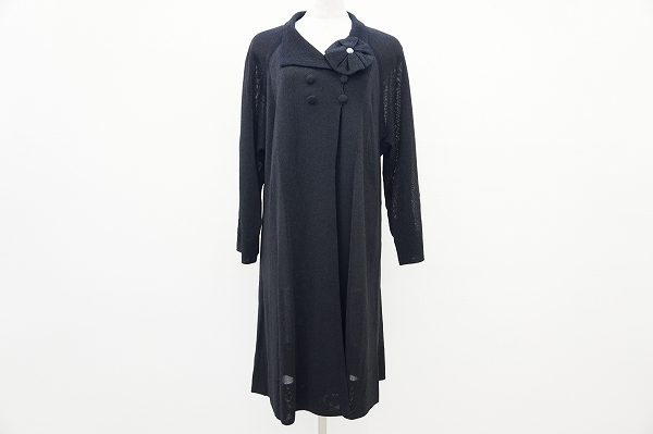 コサージュつきの可愛らしい斉藤都世子のニットコートをお売りいただきました