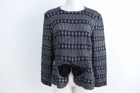 フロントにリボンのついた斉藤都世子のニットトップスをお売りいただきました