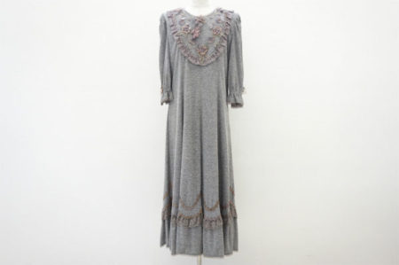 ロマンティックなフリルデザイン！ノンノンドールのロング丈ワンピースを買い取りました