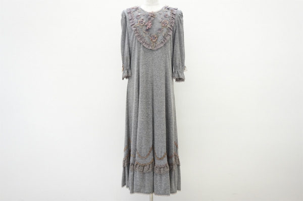 ロマンティックなフリルデザイン!ノンノンドールのロング丈ワンピースを買い取りました