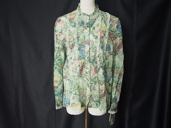 透け感が美しいバラ色の暮しのシースルーブラウスをお譲りいただきました