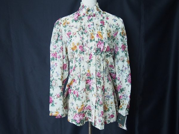 バラ色の暮しらしいローズガーデンプリントのブラウスをお譲りいただきました