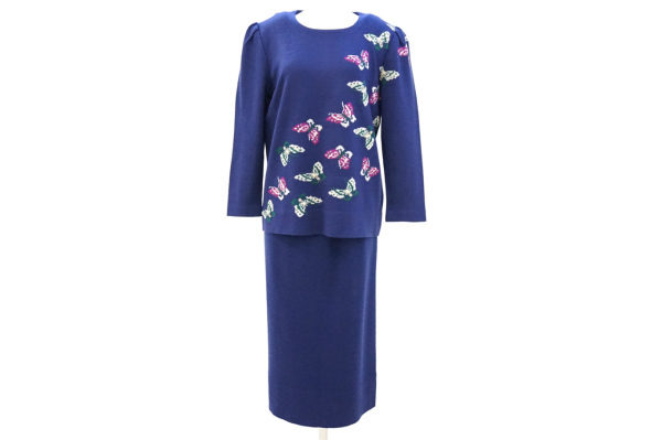 ななめに入った蝶々模様が素敵な斉藤都世子のニットセットアップをお売りいただきました