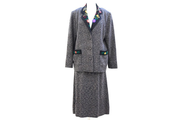 アクセントに入ったお花模様が可愛い！斉藤都世子のセットアップをお売りいただきました