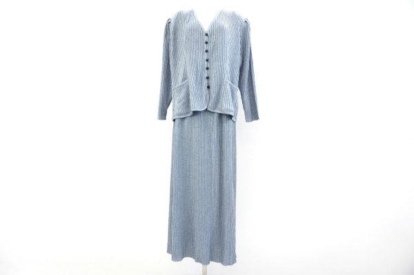 ブルーグレーの色が素敵な斉藤都世子のセットアップを買い取りました