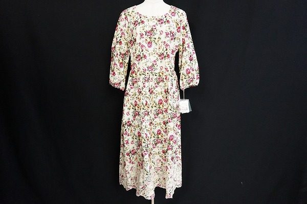 気分が明るくなるバラ色の暮しの花柄ワンピースをお譲りいただきました