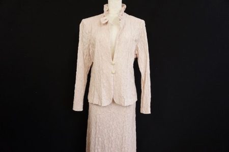 インナーでコーディネートを遊べるバラ色の暮しのレディーススーツを買い取りました