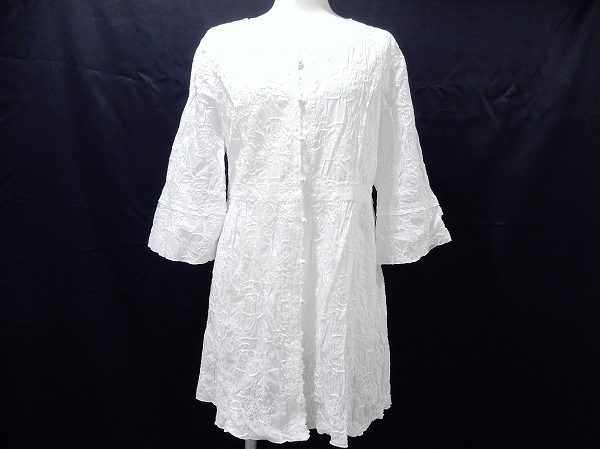 バラ色の暮しの美しい純白のロング丈ブラウスをお売りいただきました