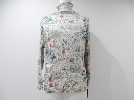 色とりどりのお花が可愛いバラ色の暮しのハイネックカットソーを買い取りました