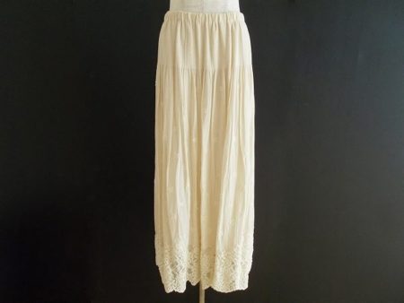 人気のヌーディーカラー！バラ色の暮しのレーススカートを買い取りました