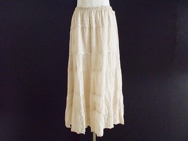 質感を生かしたコーディネートがおすすめのバラ色の暮しのロング丈スカートを買い取りました