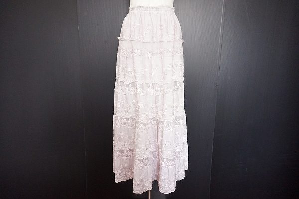 繊細なレースが楽しめるバラ色の暮しのスカートを買い取りました