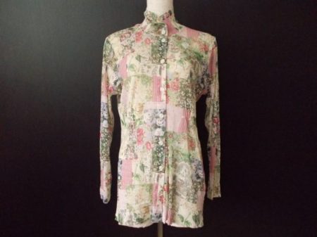 ボタン使いがおしゃれなバラ色の暮しのブラウスを買い取りました