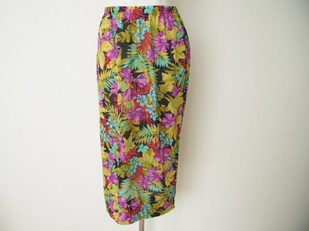 夏にぴったりのハイビスカス柄！伊太利屋のスカートをお譲りいただきました