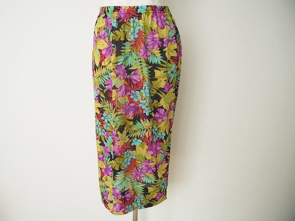 夏にぴったりのハイビスカス柄！伊太利屋のスカートをお譲りいただきました