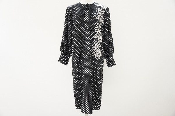 アシンメトリーなデザイン！斉藤都世子のワンピースをお売りいただきました