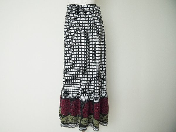 お洋服リサイクルを大量にご希望のお客様から斉藤都世子のスカートを買取いたしました