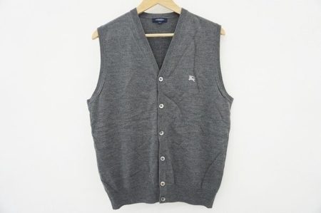 シンプルなVネックデザインのバーバリーのニットベストを買い取りました