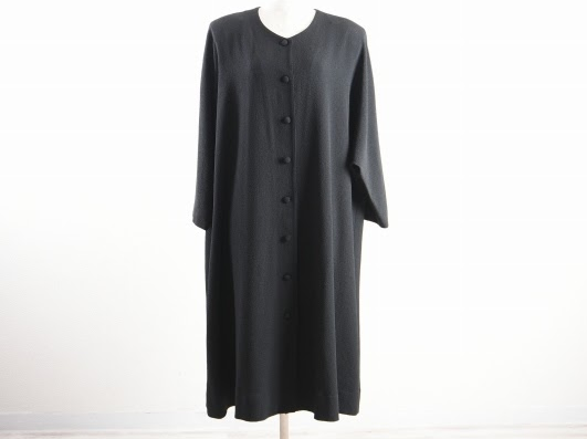 詩仙堂の墨のような美しい黒のロングコートを買取させて頂きました。