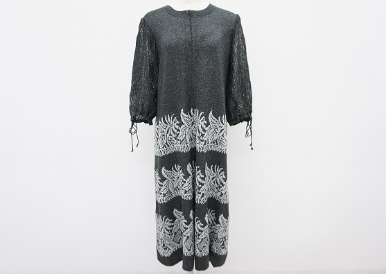 グレーにシルバーの柄とラメが華やか美品ワンピ！斉藤都世子