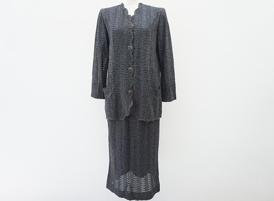 グレーのワントーンセットアップ！斉藤都世子