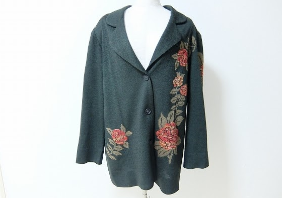 深緑に花柄が映える斉藤都世子のジャケットを買取させて頂きました。