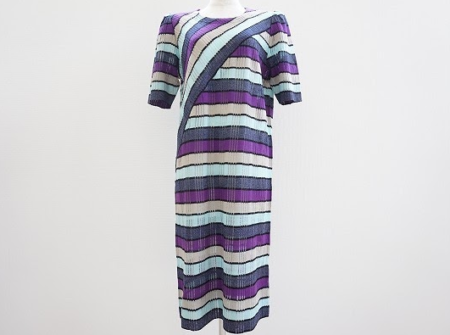 斉藤都世子のアシンメトリーボーダーワンピ