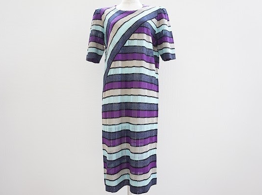 斉藤都世子のアシンメトリーボーダーワンピ