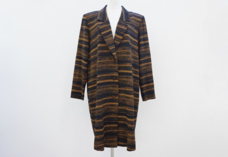 詩仙堂より黒×茶色のボーダーロングコートを買取させて頂きました。