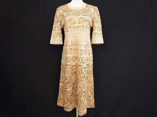 複数の柄を組み合わせエレガントな斉藤都世子の半袖ワンピ