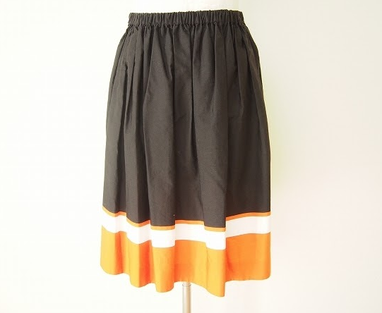 プラダの絶妙な色使いのスカートを買取させて頂きました。