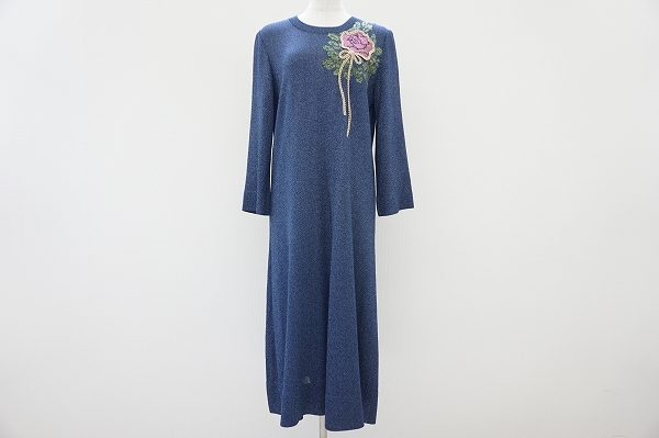 シンプルなワンピース×バラの絶妙なバランスがポイント!斉藤都世子ワンピースを買取しました