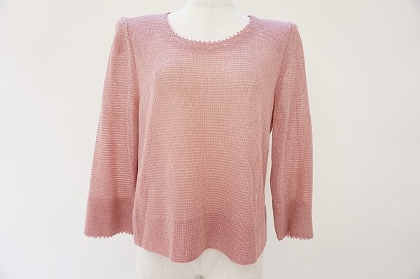 柔らかいピンクでお顔周りも華やかに 斉藤都世子ピンクニットを買取しました