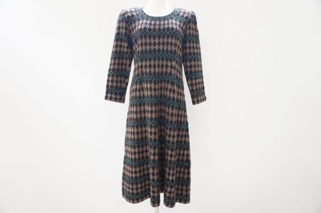 シックな色合いにラメを効かせて上品なシルエットに！斉藤都世子ワンピースを買取しました