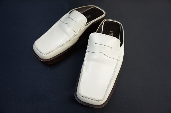 サッと履けるのにおしゃれで高級感!プラダのミュールを買取しました