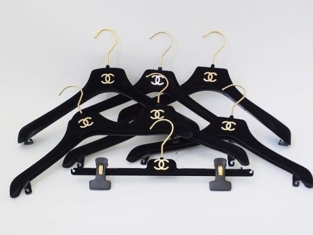 クローゼットがブティックに！シャネルハンガー7本セットを買取しました