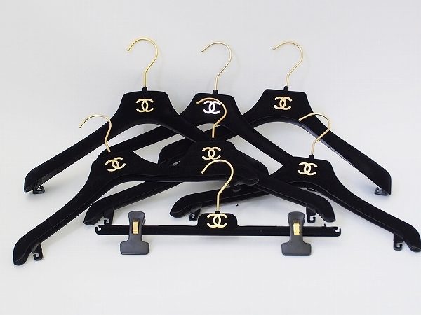クローゼットがブティックに!シャネルハンガー7本セットを買取しました