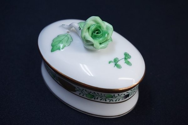 優しいグリーンが何とも上品!ヘレンド陶器小物入れを買取しました