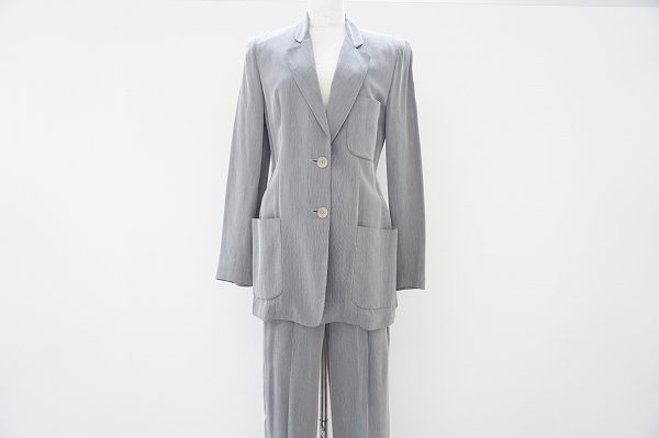 抜け感のある着こなしにぴったり!ジョルジオアルマーニのレディーススーツを買い取りました