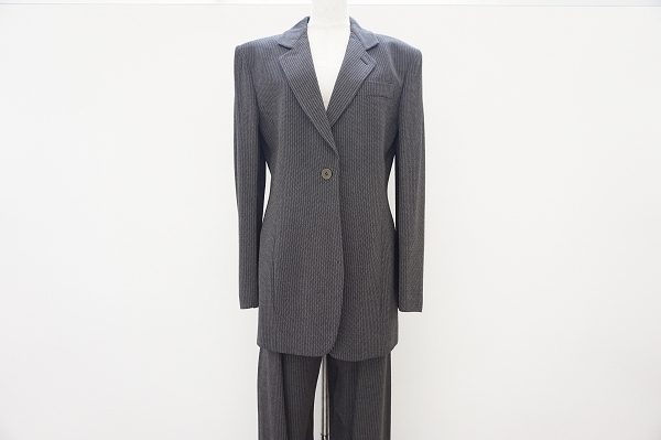 美しいシルエットのジョルジオアルマーニのレディーススーツを買い取りました