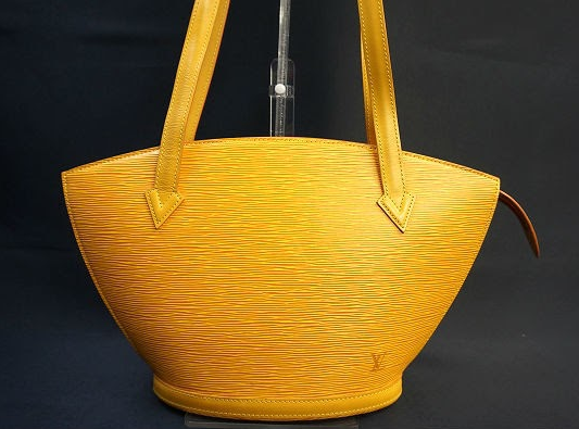 ヴィトンのコーデのワンポイントになるイエローバッグを買取させて頂きました。