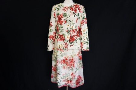 ふんわりスカートが綺麗なユキトリイのレディーススーツを買い取りました