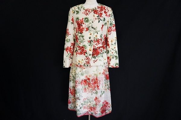 ふんわりスカートが綺麗なユキトリイのレディーススーツを買い取りました