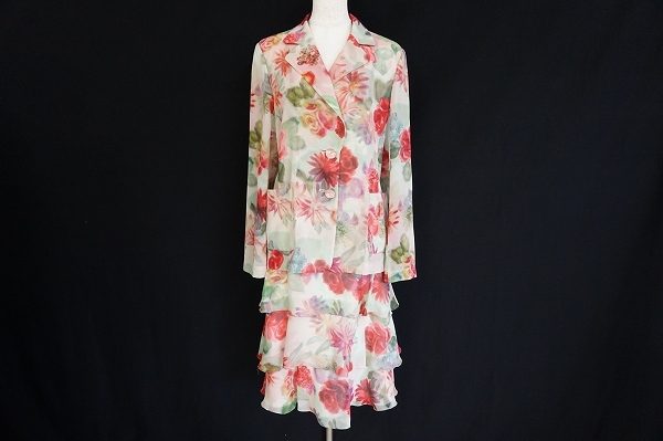 ユキトリイのあざやかなフラワーパターンスーツを買い取りました