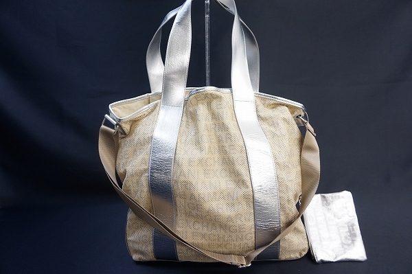 シルバーの煌びやかさが目を惹く!アルマーニエクスチェンジトートバッグを買取しました