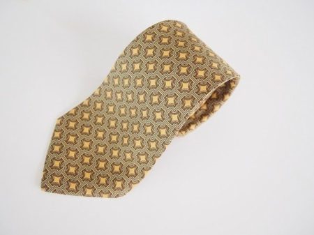 ビタミンカラーのイエローで気分を上げるネクタイ！エルメス